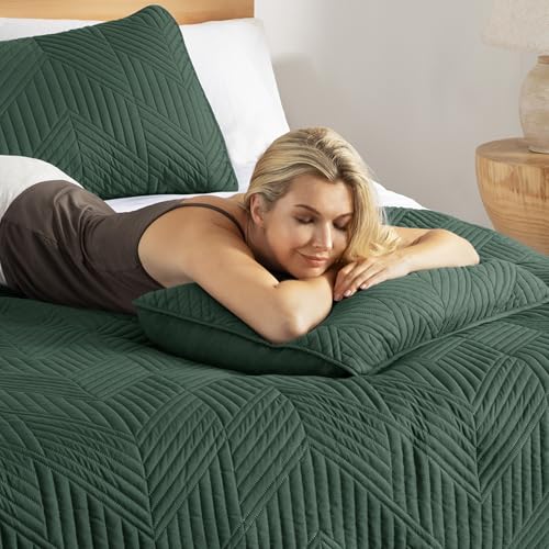 Exclusivo Mezcla Ultrasonic King Quilt Bedding Set, Lightweight Green Bedspreads Soft Modern Geometric Coverlet Set for All Seasons (1 Quilt and 2 Pillow Shams) - color: Dark Green, size: King (96"x104")