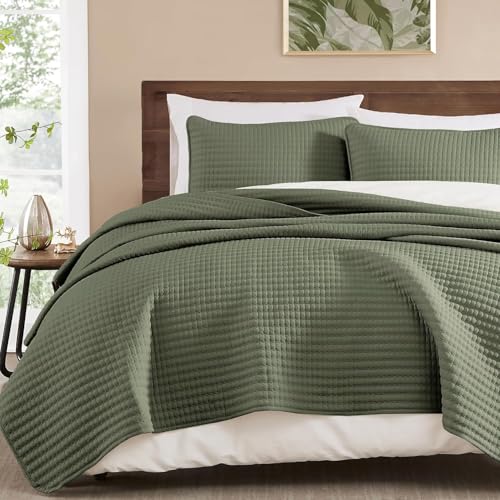 WRENSONGE Queen Quilt-3 Pieces Lightweight Bedspreads Olive Green Queen Size Quilt Bedding Set for All Seasons, Soft Summer Coverlet with 2 Pillow Shams Suitable for Bed & Couch - color: Olive Green, size: Queen
