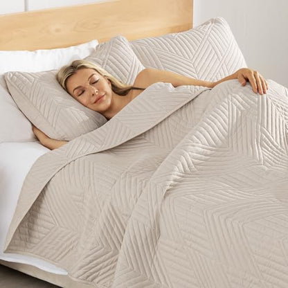 Exclusivo Mezcla Ultrasonic King Quilt Bedding Set, Lightweight Brich Beige Bedspreads Soft Modern Geometric Coverlet Set for All Seasons (1 Quilt and 2 Pillow Shams) - color: Brich Beige, size: King (96"x104")