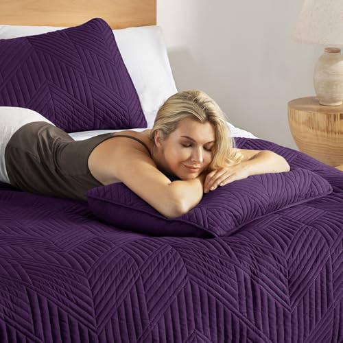 Exclusivo Mezcla Ultrasonic Full Queen Quilt Bedding Set, Lightweight Deep Purple Bedspreads Soft Modern Geometric Coverlet Set for All Seasons (1 Quilt and 2 Pillow Shams) - color: Deep Purple, size: Full/ Queen (90"x96")