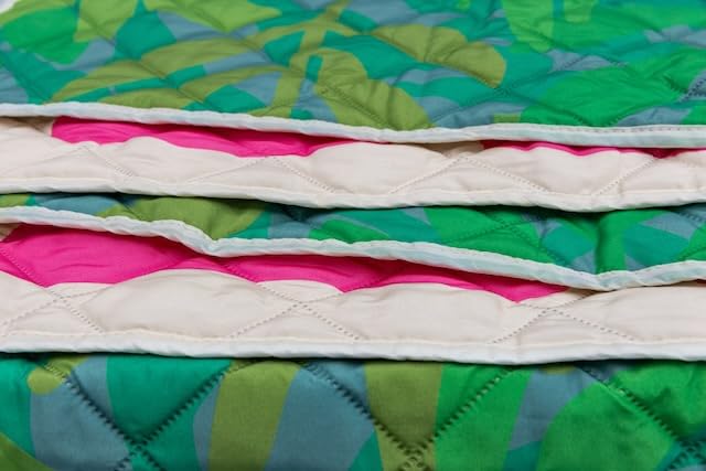 The Daisy Everywhere Blanket - Waterproof and Oeko TEX® Standard 100 - color: Green / Pink
